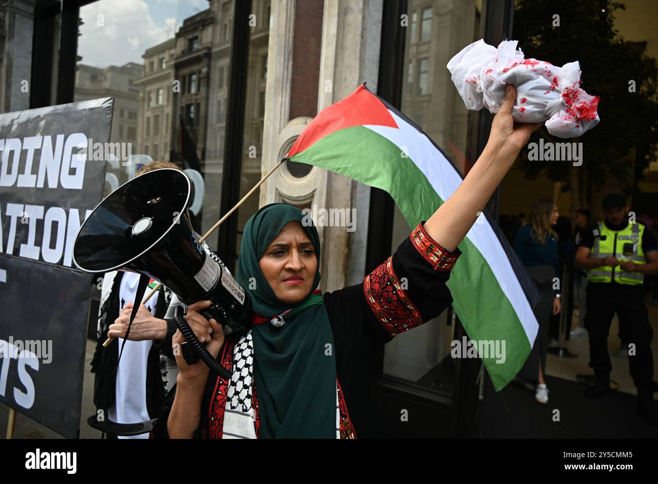 LONDRA, REGNO UNITO. 21 settembre 2024. Proteste pro-palestinesi contro iPhone profitti per genocidio. Il manifestante ha anche affermato che l'acquirente di iPhone 16 era complice di genocidio, schiavitù, invasione e occupazione. Il manifestante ha chiesto il boicottaggio dell'iPhone 16 di fronte all'Apple store in Regent Street, Londra, Regno Unito. (Foto di 李世惠/SEE li/Picture Capital) credito: Vedi li/Picture Capital/Alamy Live News Foto Stock