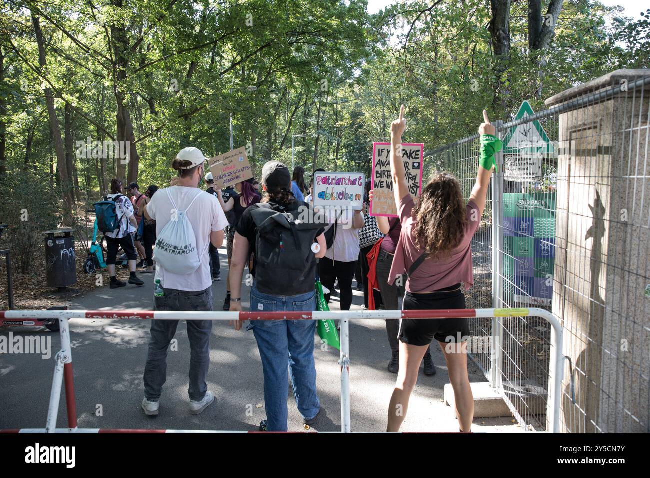 Berlino, Germania. 21 settembre 2024. Migliaia di manifestanti hanno marciato silenziosamente attraverso il centro di Berlino sabato 21 settembre 2024, nell'annuale marcia per la vita, organizzata dall'Associazione federale per il diritto alla vita, per protestare contro l'aborto, l'eutanasia, la ricerca sulle cellule staminali e la diagnosi genetica pre-impianto. I partecipanti si sono riuniti presso l'iconica porta di Brandeburgo, portando con sé croci che simboleggiano i bambini non ancora nati mentre procedevano attraverso il centro della città. Crediti: SIPA USA/Alamy Live News Foto Stock
