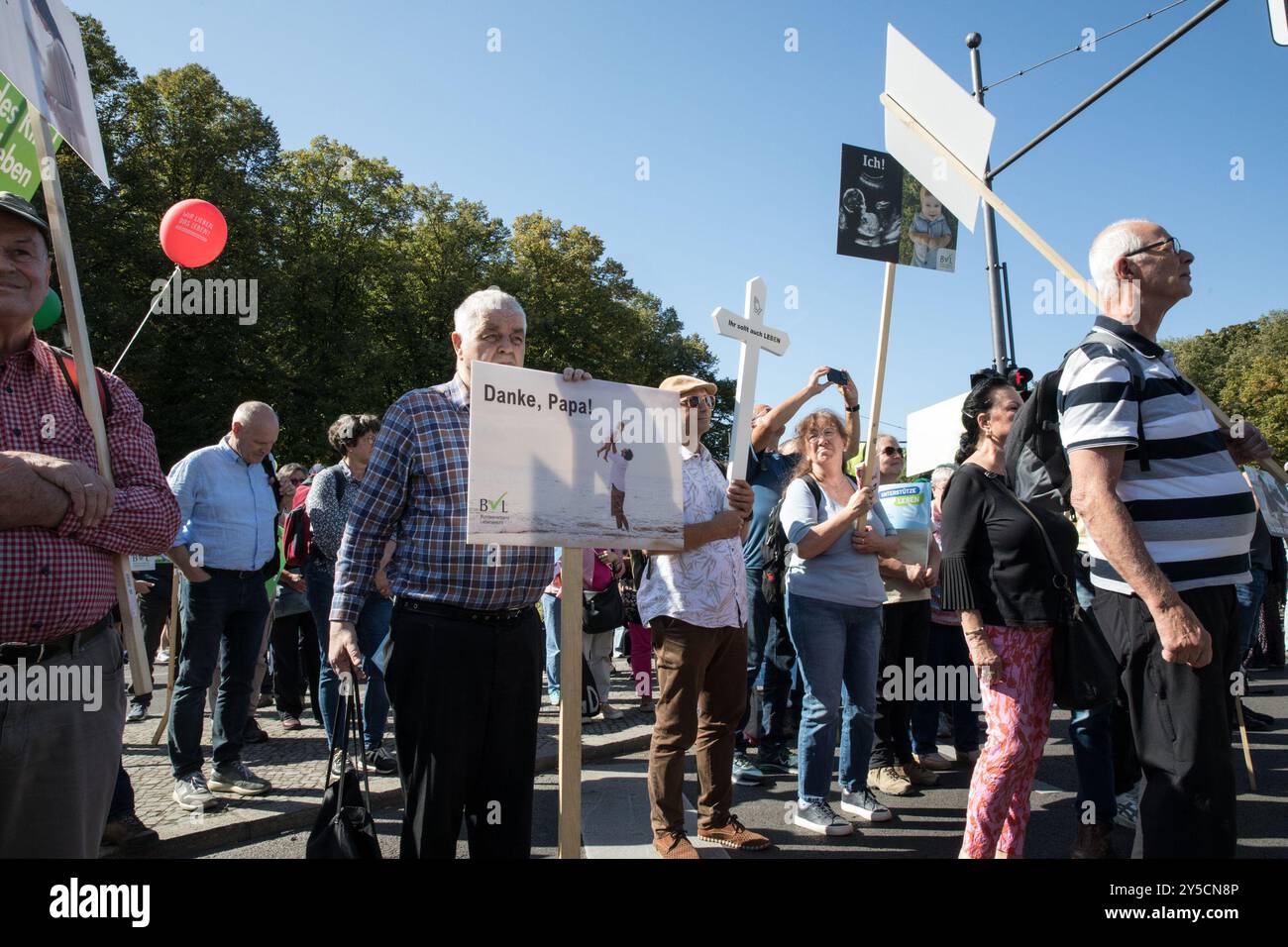 Berlino, Germania. 21 settembre 2024. Migliaia di manifestanti hanno marciato silenziosamente attraverso il centro di Berlino sabato 21 settembre 2024, nell'annuale marcia per la vita, organizzata dall'Associazione federale per il diritto alla vita, per protestare contro l'aborto, l'eutanasia, la ricerca sulle cellule staminali e la diagnosi genetica pre-impianto. I partecipanti si sono riuniti presso l'iconica porta di Brandeburgo, portando con sé croci che simboleggiano i bambini non ancora nati mentre procedevano attraverso il centro della città. Crediti: SIPA USA/Alamy Live News Foto Stock