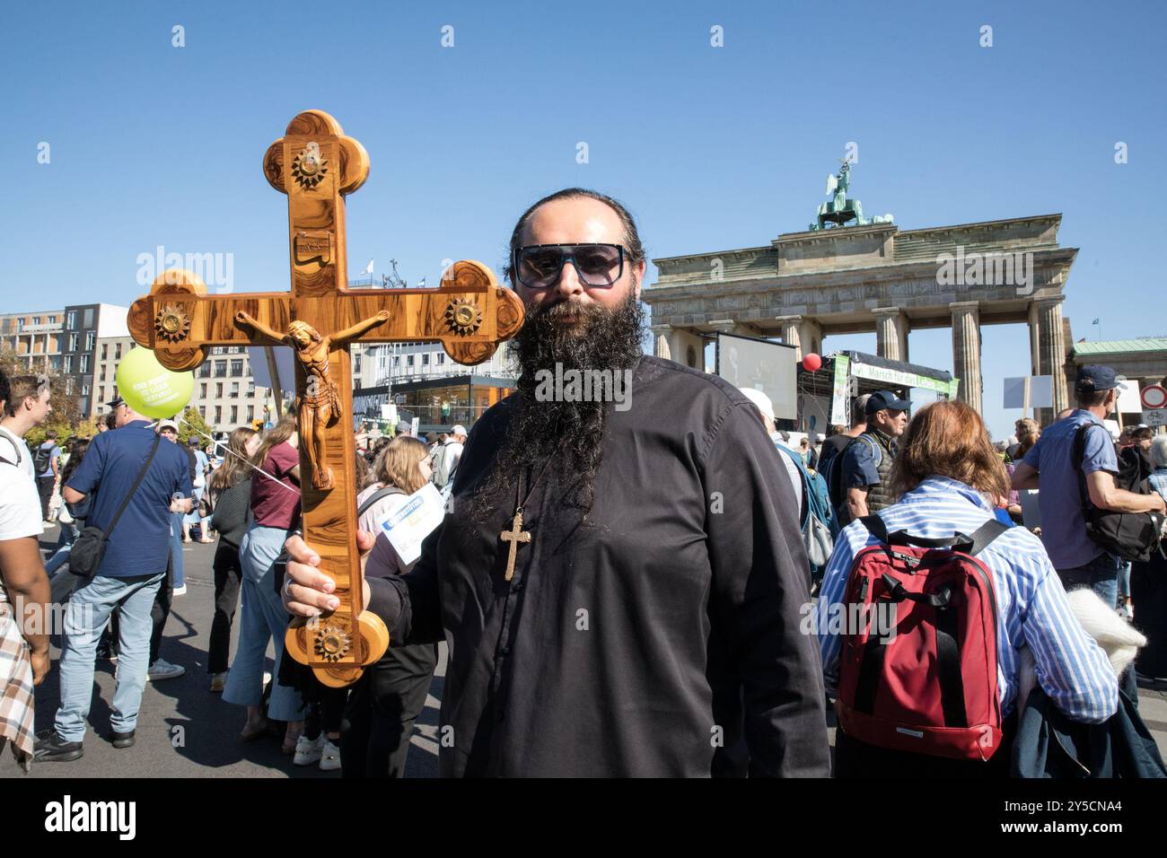 Berlino, Germania. 21 settembre 2024. Migliaia di manifestanti hanno marciato silenziosamente attraverso il centro di Berlino sabato 21 settembre 2024, nell'annuale marcia per la vita, organizzata dall'Associazione federale per il diritto alla vita, per protestare contro l'aborto, l'eutanasia, la ricerca sulle cellule staminali e la diagnosi genetica pre-impianto. I partecipanti si sono riuniti presso l'iconica porta di Brandeburgo, portando con sé croci che simboleggiano i bambini non ancora nati mentre procedevano attraverso il centro della città. Crediti: SIPA USA/Alamy Live News Foto Stock