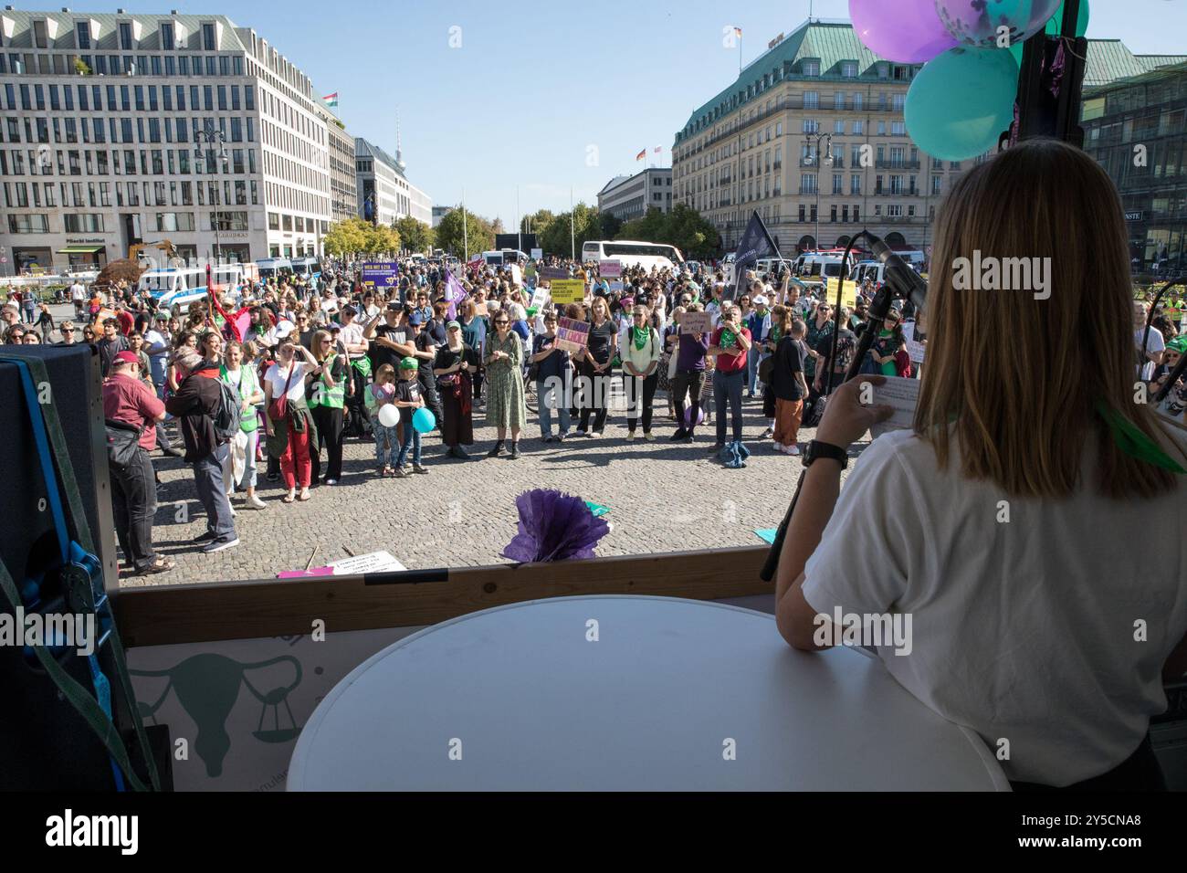 Berlino, Germania. 21 settembre 2024. Migliaia di manifestanti hanno marciato silenziosamente attraverso il centro di Berlino sabato 21 settembre 2024, nell'annuale marcia per la vita, organizzata dall'Associazione federale per il diritto alla vita, per protestare contro l'aborto, l'eutanasia, la ricerca sulle cellule staminali e la diagnosi genetica pre-impianto. I partecipanti si sono riuniti presso l'iconica porta di Brandeburgo, portando con sé croci che simboleggiano i bambini non ancora nati mentre procedevano attraverso il centro della città. Crediti: SIPA USA/Alamy Live News Foto Stock