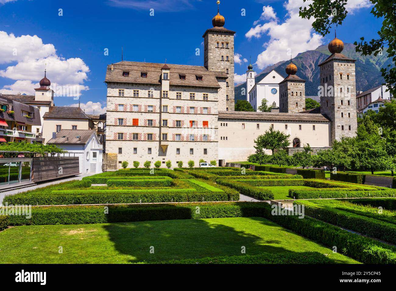 Viaggi e luoghi di interesse in Svizzera. Cantone Vallese, città di Brig. Imponente castello di Stockalper con splendido giardino e parco Foto Stock