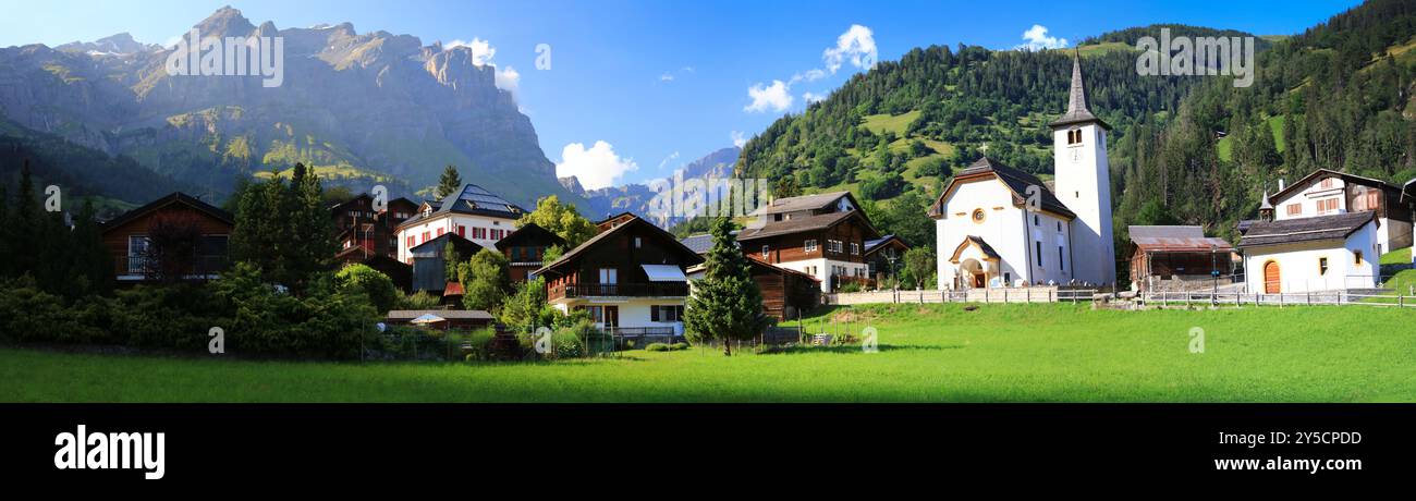 Scenario della Svizzera . Bellissimo villaggio tradizionale di Inden nel Canton Vallese. panorama panoramico con tipiche case in legno e chiesetta Foto Stock
