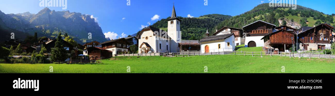 Scenario della Svizzera . Bellissimo villaggio tradizionale di Inden nel Canton Vallese. panorama panoramico con tipiche case in legno e chiesetta Foto Stock