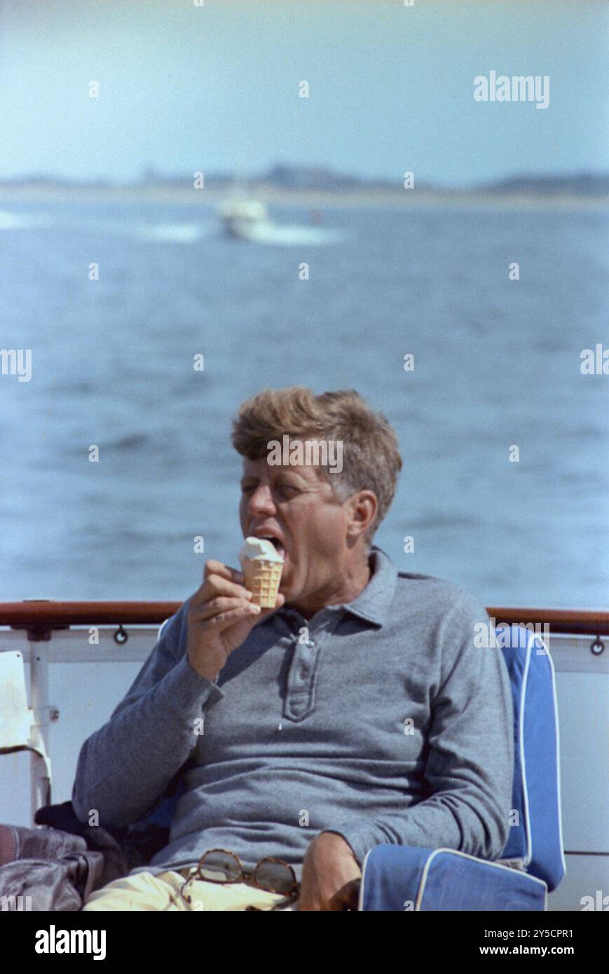 Il presidente John F. Kennedy gode di un cono di gelato a bordo della sua barca Honey Fitz a Hyannisport, Massachusetts, il 31 agosto 1963 Foto Stock