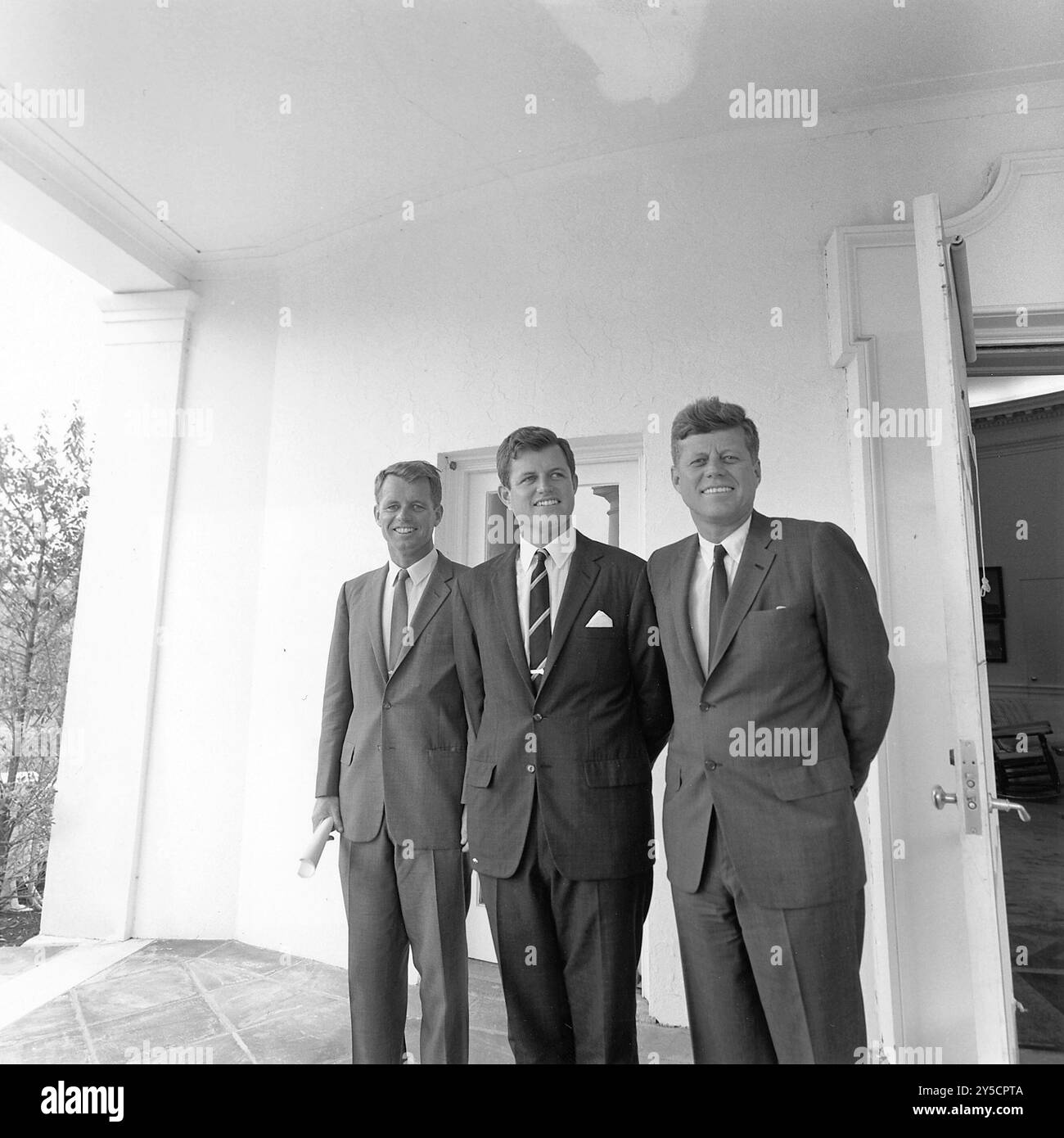 John F. Kennedy con Robert F. Kennedy e Edward M. Kennedy fuori dall'ufficio ovale il 28 agosto 1963, alla Casa Bianca Foto Stock