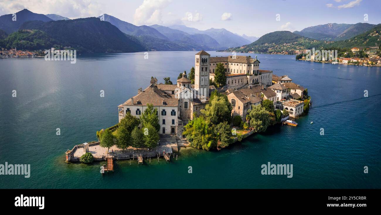 I borghi più belli d'italia - unica e romantica isola di San Giulio in Lago d'Orta in Piemonte, provincia di Novara . vista aerea con drone Foto Stock