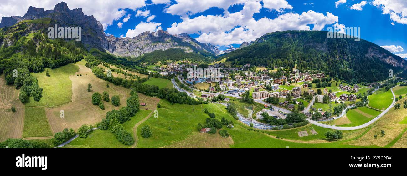 Il paesaggio della Svizzera e la migliore destinazione turistica del Canton Vallese. Splendido villaggio di Leukerbad e località termale, popolare per attività estive e invernali Foto Stock