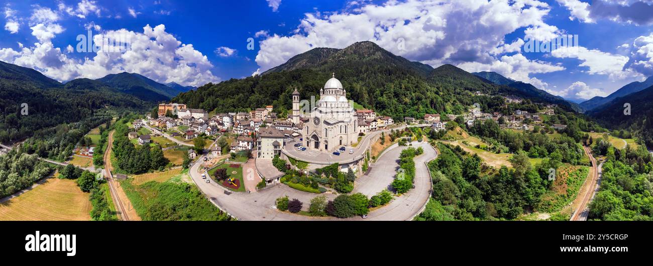 Piemonte, Italia. Maestoso Santuario della Madonna del Sangue, Santuario di Re-Scenic Village . luoghi di culto famosi. vista panoramica con drone aereo Foto Stock