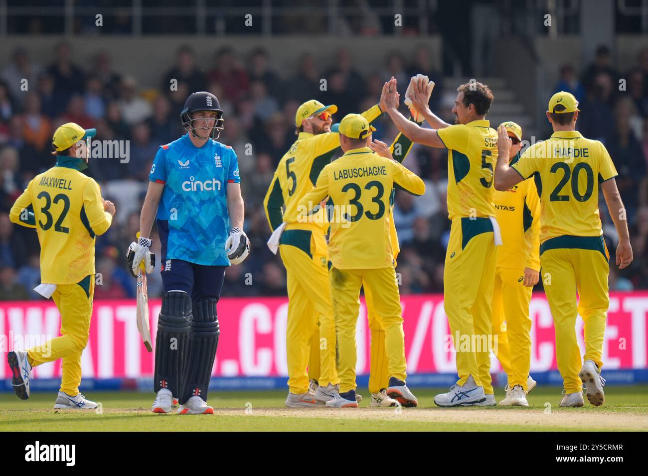 Headingley, Leeds, Regno Unito. 21 settembre 2024. 2nd Metro Bank One Day Cricket International, Inghilterra contro Australia; Harry Brook, capitano d'Inghilterra torna al padiglione dopo essere stato licenziato da Mitchell Starc dell'Australia per 4 corse Credit: Action Plus Sports/Alamy Live News Foto Stock