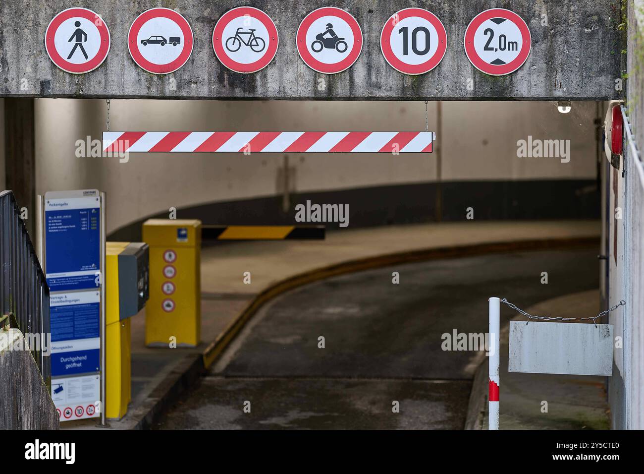 Berchtesgadener Land, Deutschland 17. Settembre 2024: Im Bild: Schild, Verkehrsschild Parkgarage, mit allen Verboten: Gesperrt für Kfz mit Anhänger, gesperrt für Motorräder, gesperrt für Fahrräder, max. 10 km/h, max Durchfahrtshöhe 2,0 m Berchtesgadener Land Bayern *** Berchtesgadener Land, Germania 17 settembre 2024 nella foto, cartello segnaletica stradale parcheggio garage, con tutti i divieti chiusi per veicoli a motore con rimorchi, chiuso per motocicli, chiuso per biciclette, max 10 km h, altezza libera massima 2,0 m Berchtesgadener Land Baviera Copyright: XFotostandx/xWassmuthx Foto Stock