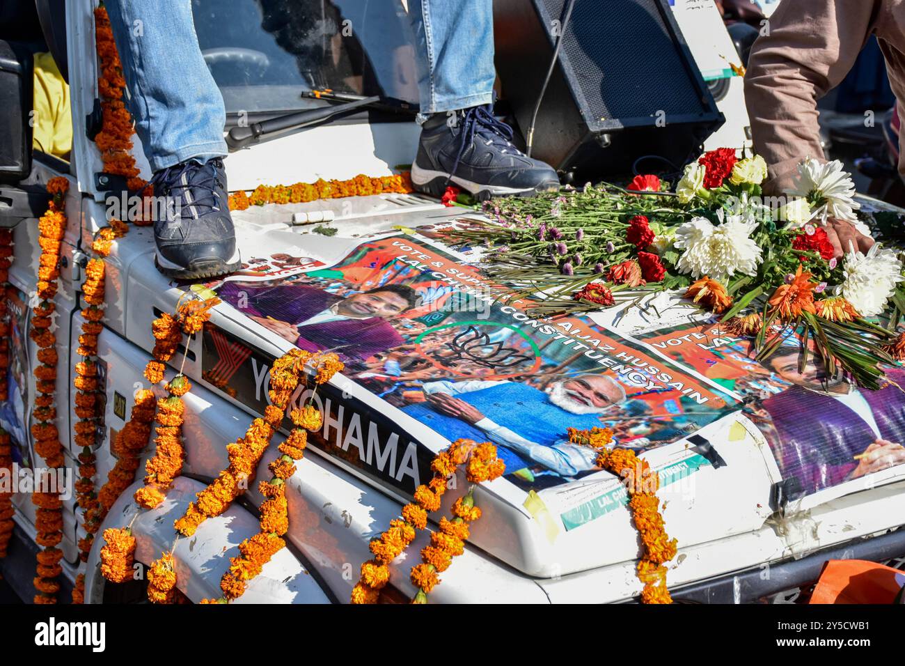 Srinagar, India. 21 settembre 2024. I manifesti del candidato del Partito Bharatiya Janata (BJP) sono visti durante una manifestazione elettorale, prima della seconda fase dei sondaggi di assemblea a Srinagar. (Foto di Saqib Majeed/SOPA Images/Sipa USA) credito: SIPA USA/Alamy Live News Foto Stock