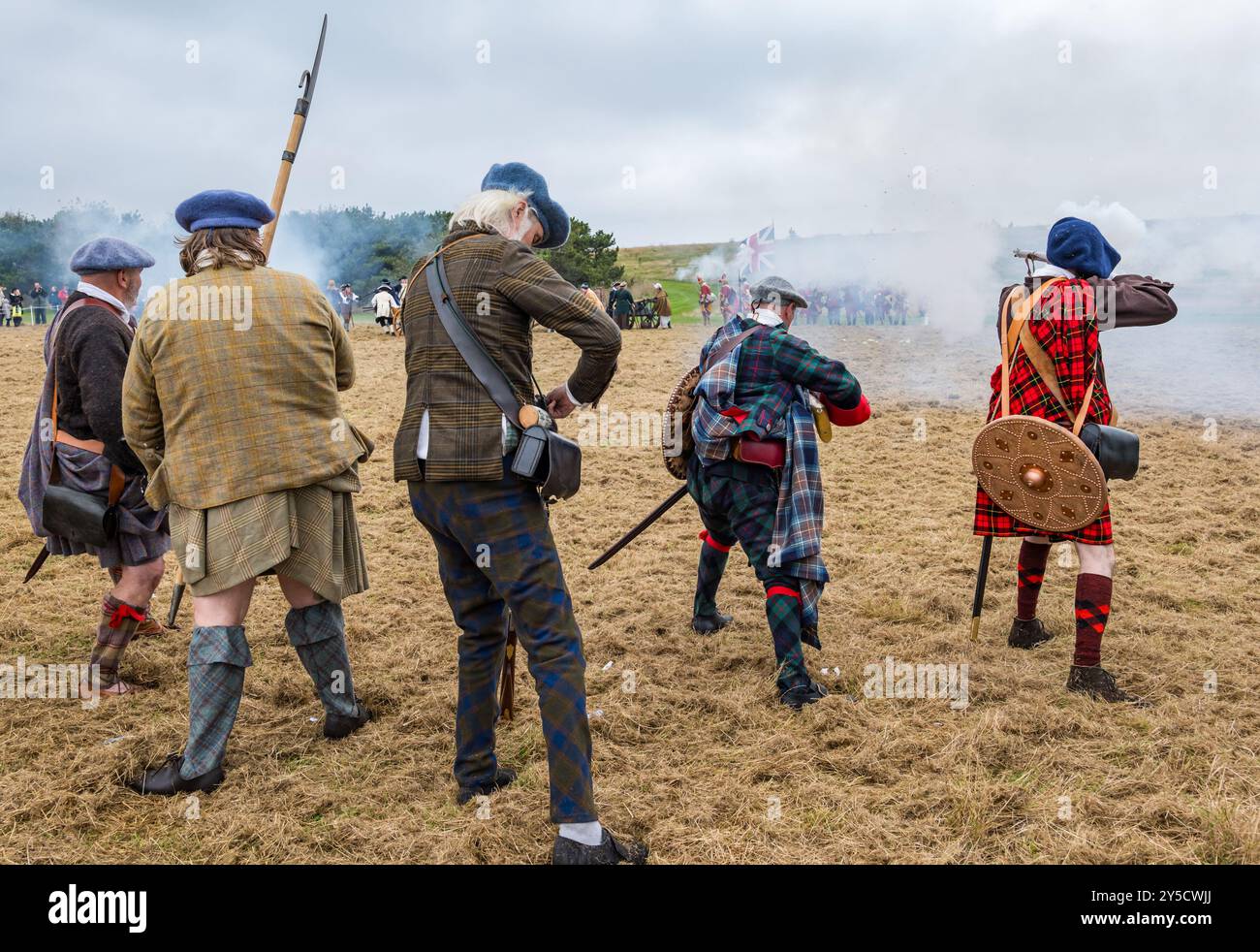 Prestonpans, East Lothian, Scozia, Regno Unito, 21 settembre 2024. Battle of Prestonpans Re-Enactment: I Re-Enactor giocano ruoli negli eserciti giacobiti e hannoveriani per ricreare la battaglia. La battaglia di Prestonpans, nota anche come battaglia di Gladsmuir, ebbe luogo il 21 settembre 1745, il primo scontro significativo dell'insurrezione giacobita. Nella foto: La battaglia è combattuta con soldati giacobiti in tartan che sparano moschetti. Crediti: Sally Anderson/Alamy Live News Foto Stock