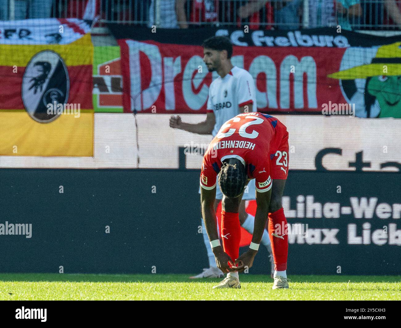 Heidenheim, Germania. 21 settembre 2024. Omar Haktab Traore (FC Heidenheim, #23) ist enttäuscht/enttaeuscht, unzufrieden nach Tor zum 0:12 durch Ritsu Doan (SC Freiburg, #42), Eren Sami Dinkci (SC Freiburg, #18) jubelt im Hintergrund GER, FC Heidenheim vs. SC Freiburg, Fussball, Bundesliga, 4. Spieltag, Spielzeit 2024/2025, 21.09.2024, LE NORMATIVE DFL VIETANO QUALSIASI USO DI FOTOGRAFIE COME SEQUENZE DI IMMAGINI E/O QUASI-VIDEO Eibner-Pressefoto/Sascha Walther Credit: dpa/Alamy Live News Foto Stock