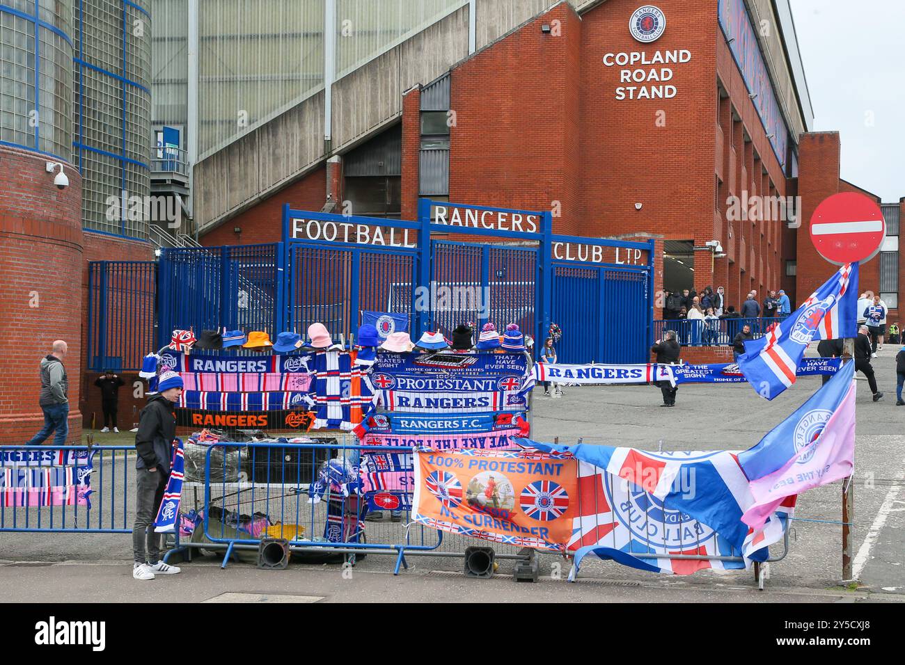 Glasgow, Regno Unito. 21 settembre 2024. Dopo diversi mesi di partite casalinghe all'Hampden Park, Glasgow, i Rangers tornarono al loro stadio di calcio, l'Ibrox. Lo stadio ibrox era in fase di ristrutturazione e a causa dei ritardi nella costruzione, non era adatto per tifosi e partite di calcio. Il ritorno è accolto da molti fan. Crediti: Findlay/Alamy Live News Foto Stock