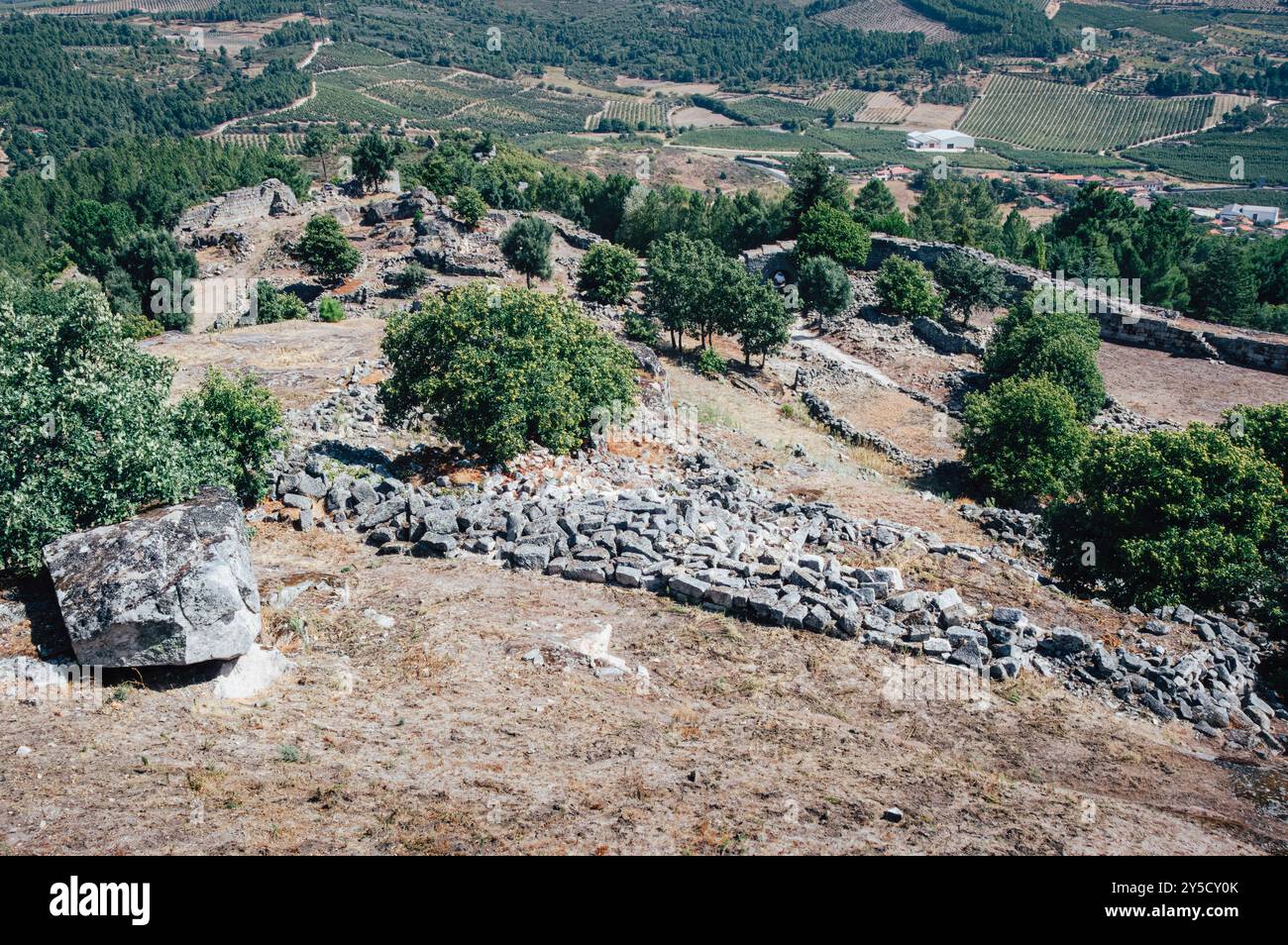 Echi antichi: Le rovine senza tempo di Vila de Ansiães nel verde del paesaggio (Portogallo) Foto Stock