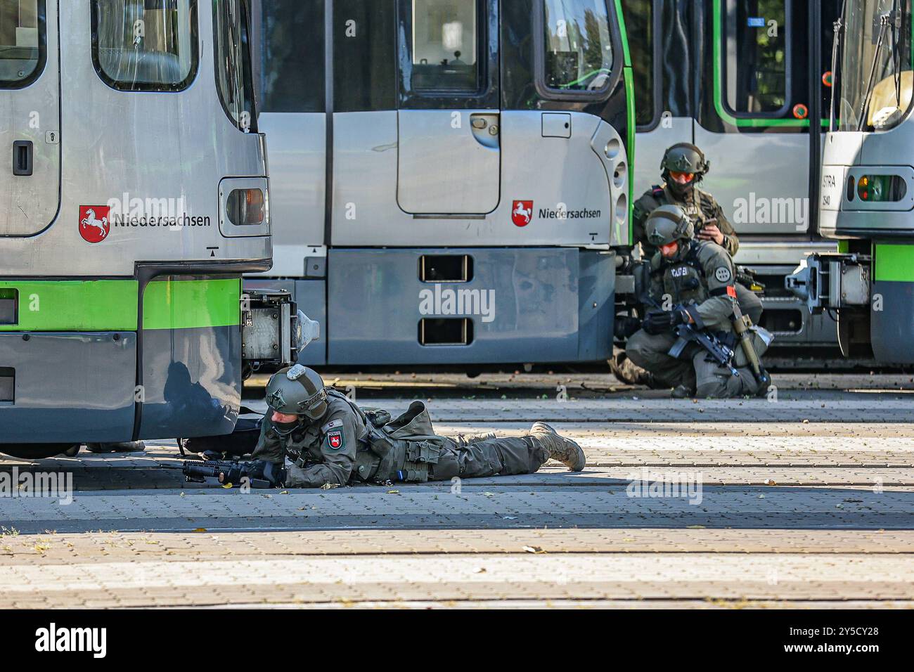 Polizeidirektion Hannover übt eine Geiselnahme SEK-Beamte verschanzt sich neben Straßenbahnen Hannnover Üstra Depot Glocksee Niedersachsen, regione Hannover Germania *** Dipartimento di polizia di Hannover che pratica il sequestro di ostaggi ufficiali SEK trincerati accanto ai tram Hannover Üstra Depot Glocksee bassa Sassonia, regione di Hannover Germania Foto Stock