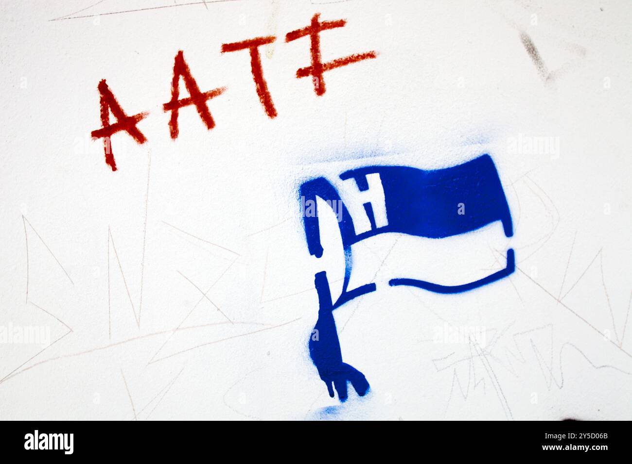 Una colorata opera d'arte che raffigura la bandiera di una squadra di calcio è esposta su un muro di Berlino, riflettendo la cultura e l'orgoglio dello sport locale. Foto Stock