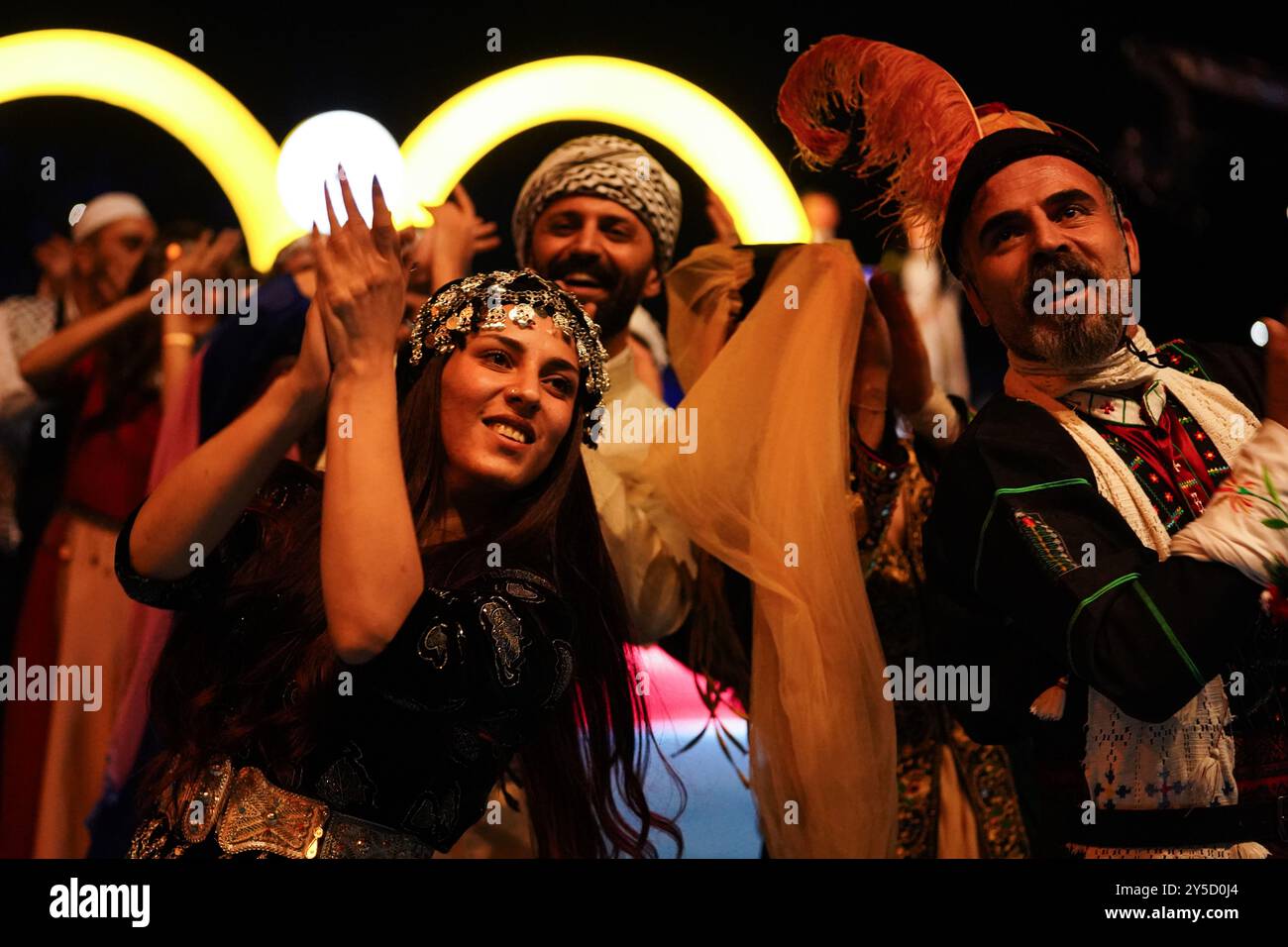 Duhok, Iraq. 20 settembre 2024. I curdi iracheni vestiti con costumi folcloristici si esibiscono durante la cerimonia di apertura dell'Iraq Stars League tra i club di Duhok e al-Zawraa al Duhok International Stadium. Credito: SOPA Images Limited/Alamy Live News Foto Stock