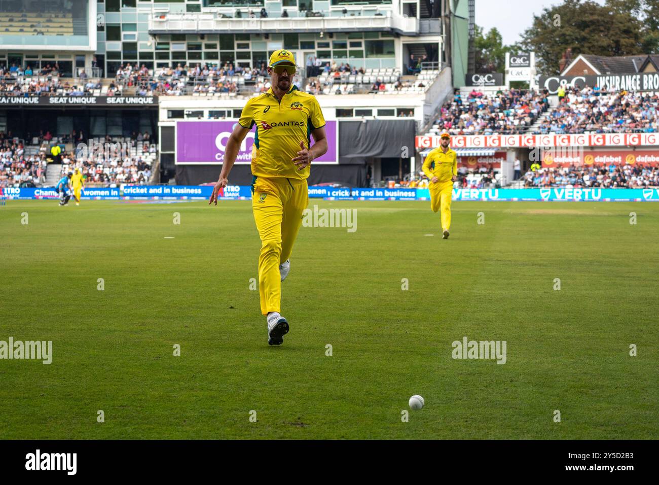 Australia Aaron Hardie Bowls e cattura Ben Duckett Inghilterra vs Australia - Metro Bank One Day International Series - Headingley - 21/09/24 Foto Stock