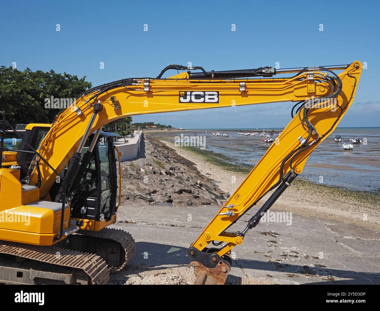 JCB 150XLC sulla spiaggia di la flotte, Île de Ré, Francia Foto Stock