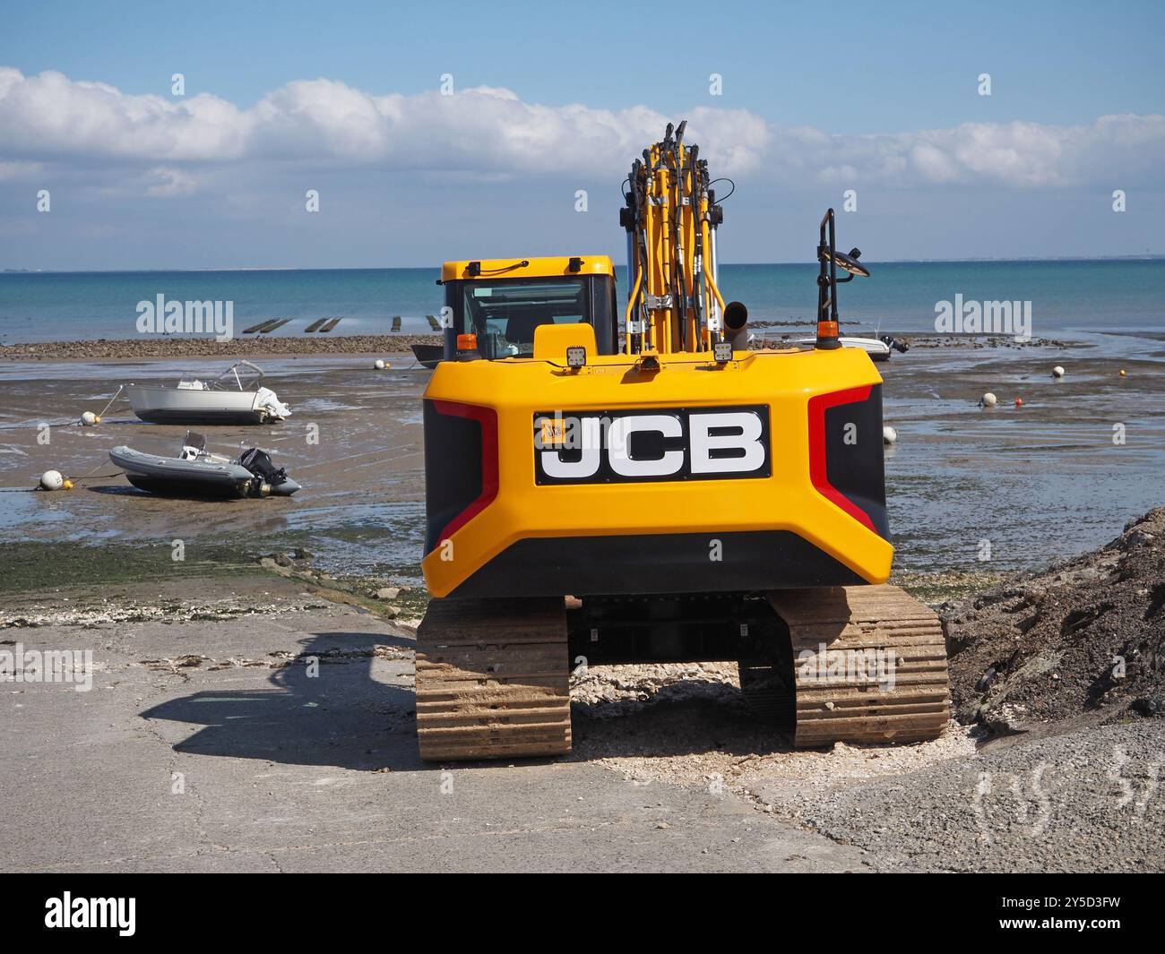 JCB 150XLC sulla spiaggia di la flotte, Île de Ré, Francia Foto Stock
