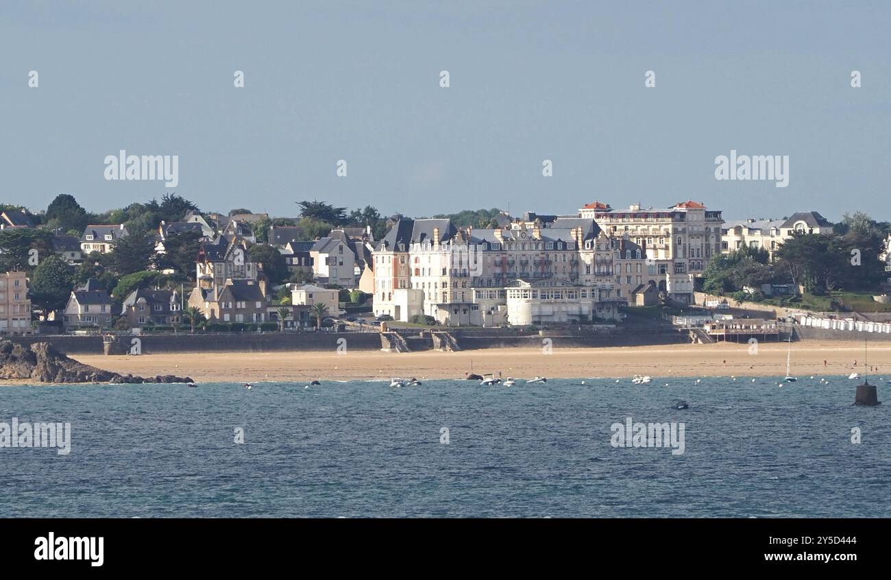 Saint Lunaire, Bretagna, visto da un traghetto che parte da Saint Malo Foto Stock