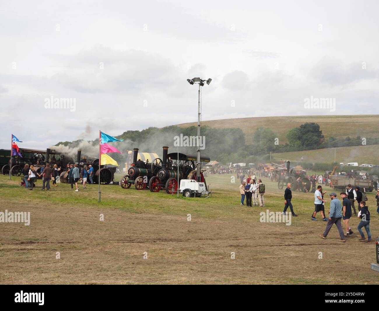 Vista generale dei motori di trazione e del pubblico al Berwick St John Country Fayre 2024 Foto Stock