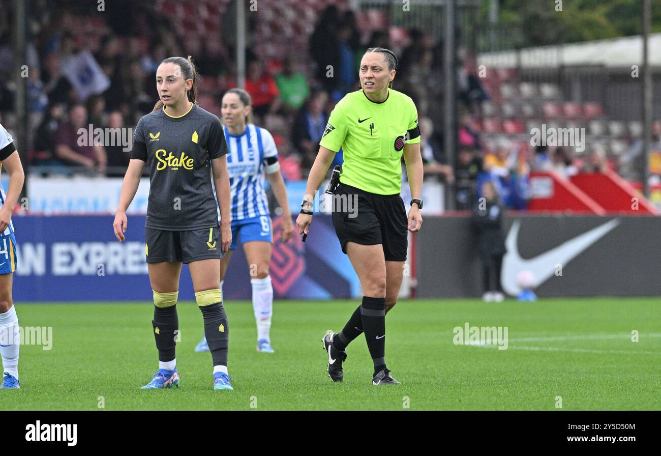 Crawley Regno Unito 21 settembre 2024 - arbitro Lauren Impey durante la partita di calcio femminile della Barclays Super League tra Brighton & Hove Albion e Everton al Broadfield Stadium di Crawley : Credit Simon Dack /TPI/ Alamy Live News. Solo per uso editoriale. Niente merchandising. Foto Stock