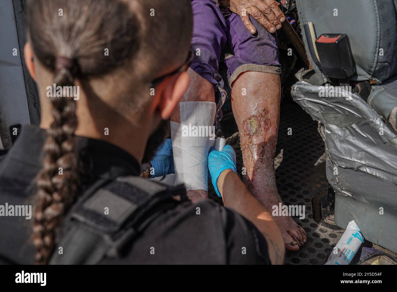 Evhen Vasyliev/le Pictorium - evacuazione di Pokrovsk, regione di Donetsk, Ucraina. 12 settembre 2024. Ucraina/regione di Donetsk/Pokrovsk - la gente continua a lasciare la comunità di Pokrovsk. Il 5 settembre 2024, il treno di evacuazione è stato cancellato dalle autorità locali per motivi di sicurezza. Le persone ora se ne vanno da sole o vengono evacuate da volontari e organizzazioni. Circa 16.000 residenti rimangono a Pokrovsk, tra cui 177 bambini. Crediti: LE PICTORIUM/Alamy Live News Foto Stock