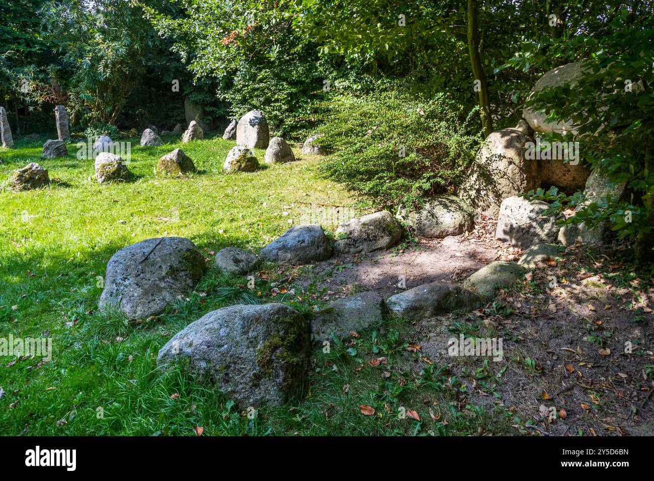 Pietra runa e camera di sepoltura dolmen dell'età neolitica, sito patrimonio regionale di Arltberg. La cosa di Guly. Il sito di Gulde Thing ricorda la cultura vichinga. Kirchenweg, Geltinger Bucht, Schleswig-Holstein, Schleswig-Holstein, Germania Foto Stock