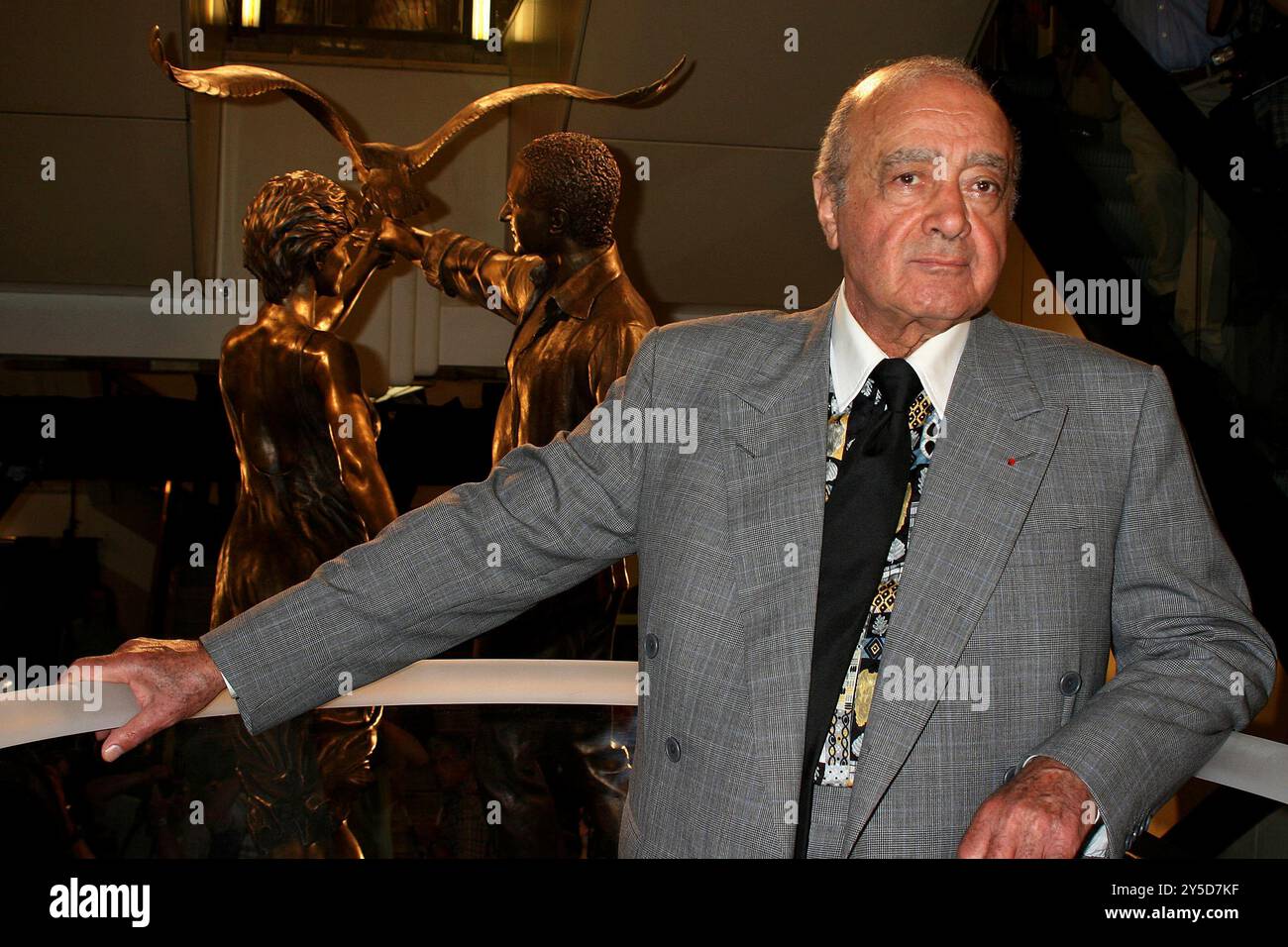 Mohamed al Fayed ha svelato una statua commemorativa della defunta Diana, Principessa di Galles e suo figlio Dodi, morto otto anni fa in un incidente d'auto a Parigi. La statua in bronzo si trova all'ingresso dell'esclusivo negozio londinese, Harrod's, di proprietà del signor Mohamed al Fayed. E' alto 3 metri ed e' stato nominato vittime innocenti. La coppia danzante ha in mano un albatro, il più romantico e misterioso degli uccelli marini, che simboleggia la libertà e l'eternità. Foto Stock