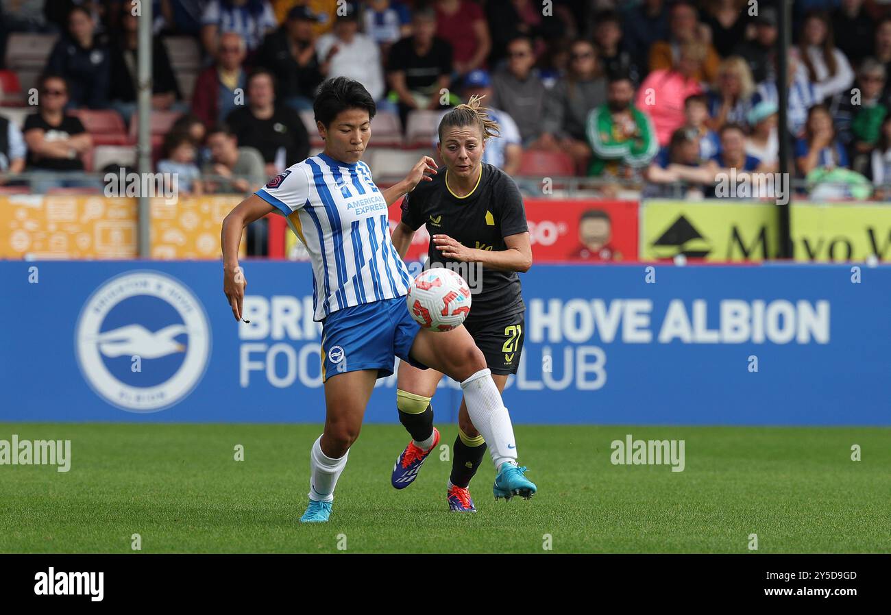 Crawley, Regno Unito. 21 settembre 2024. Keiko Sieke di Brighton e Veatriki Sarri di Everton durante il Barclays Women's Super League match tra Brighton & Hove Albion e Everton al Broadfield Stadium. Credito: Immagini teleobiettivo/Alamy Live News Foto Stock