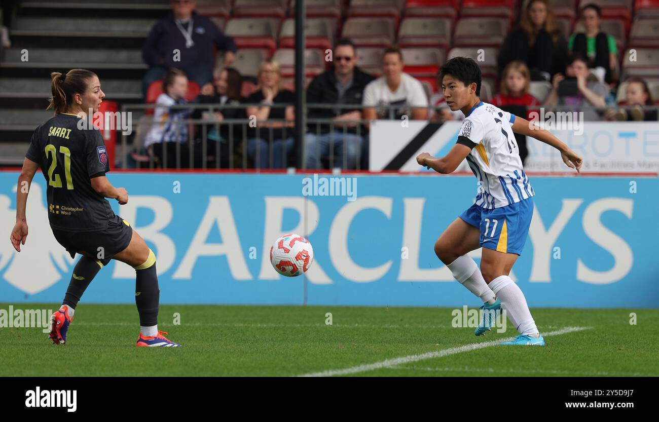 Crawley, Regno Unito. 21 settembre 2024. Keiko Sieke di Brighton e Veatriki Sarri di Everton durante il Barclays Women's Super League match tra Brighton & Hove Albion e Everton al Broadfield Stadium. Credito: Immagini teleobiettivo/Alamy Live News Foto Stock