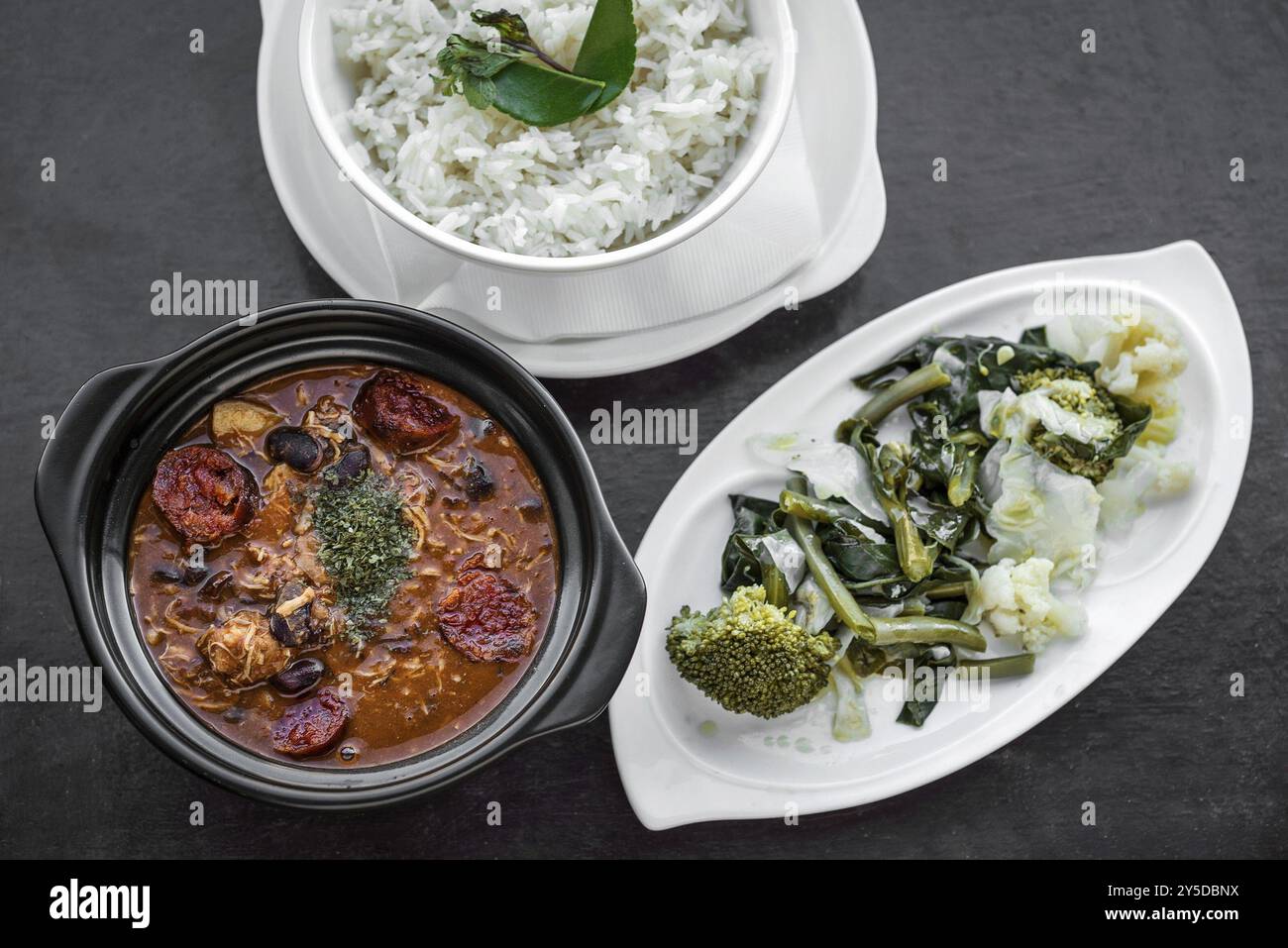 Feijoada di pollo con chorizo rustico portoghese piccante tradizionale stufato di fagioli Foto Stock
