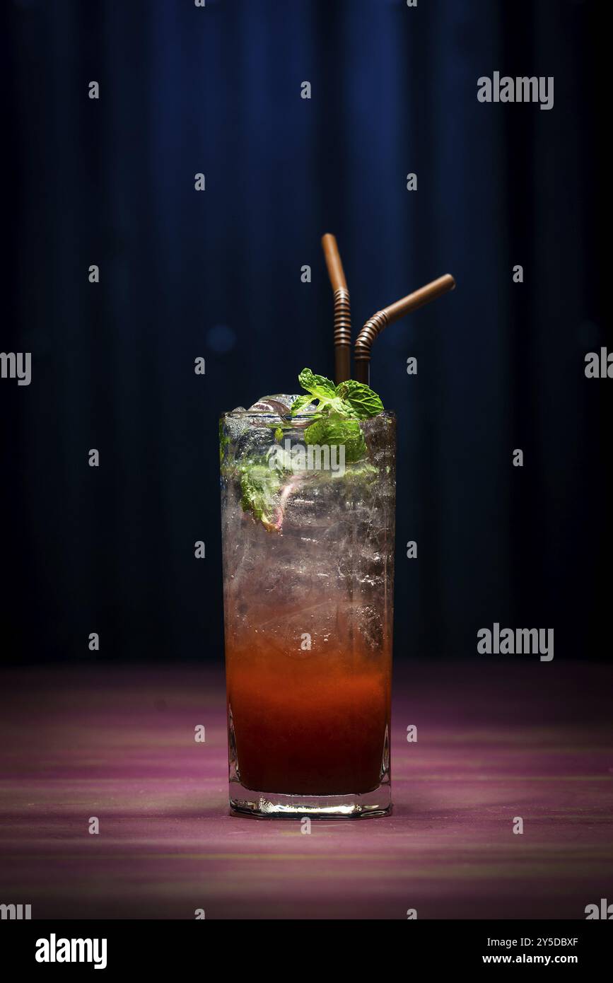 Mojito di Grenadine, cocktail fusion moderno e alla moda al bar Foto Stock