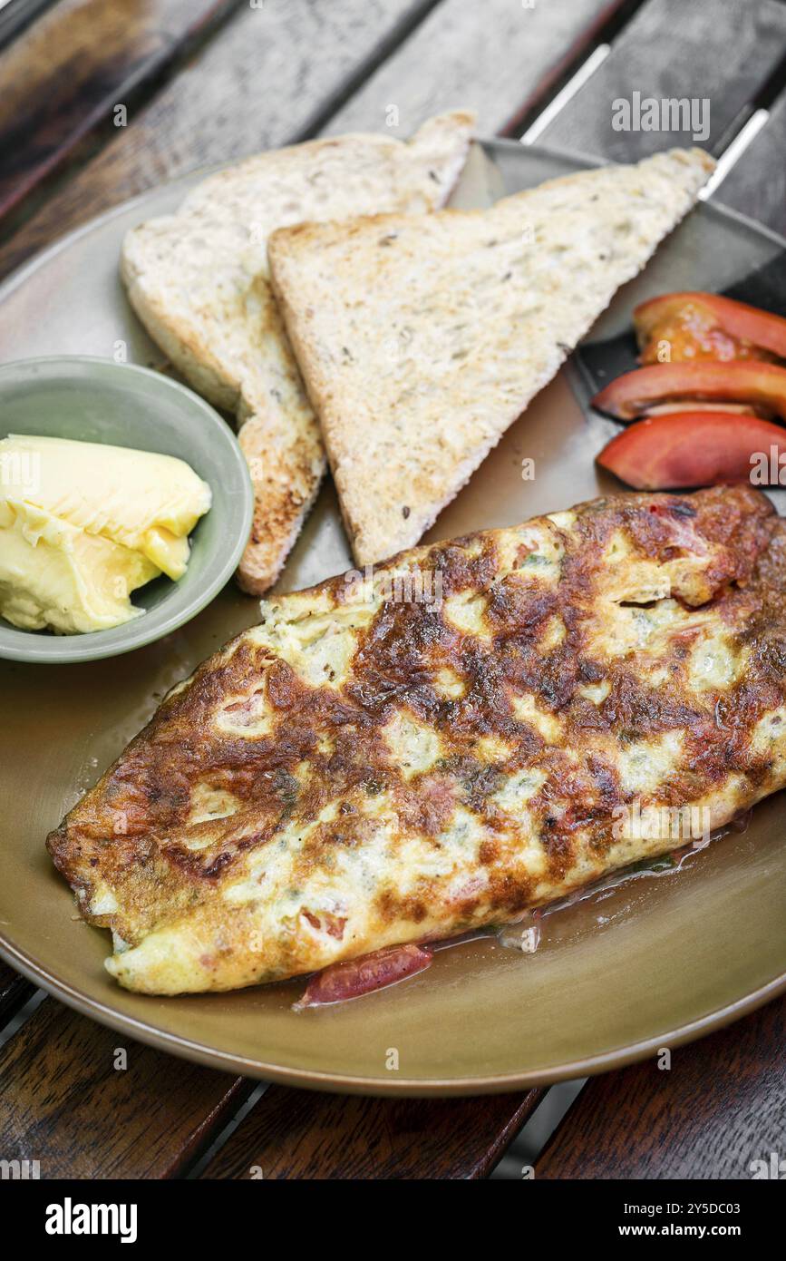 Omelette con pane tostato e mealimple Foto Stock