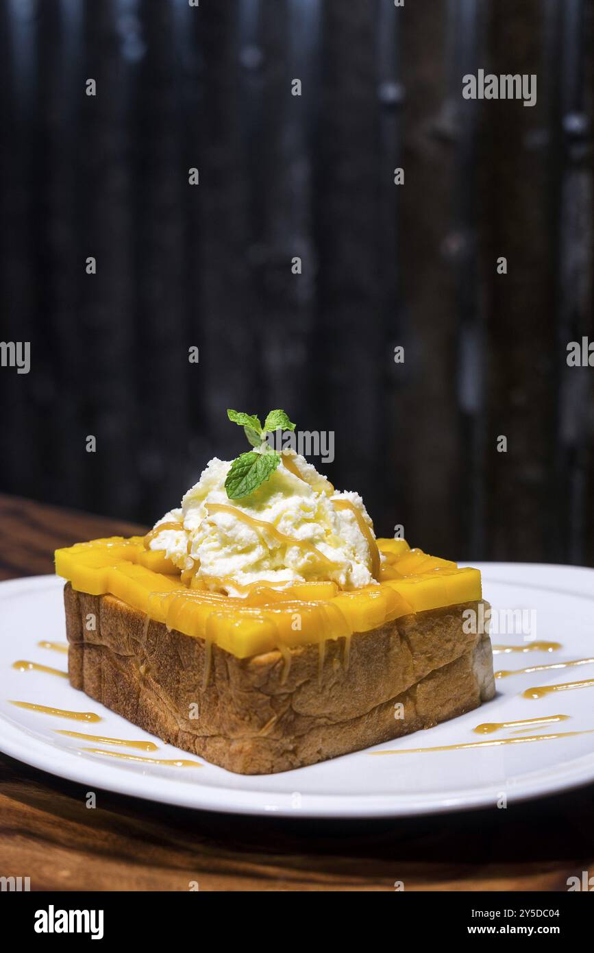 Toast alla francese fusion gourmet con mango e panna montata Foto Stock