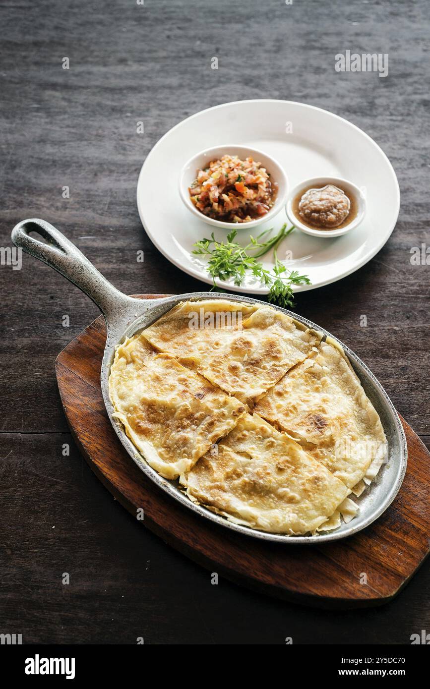 Tortilla messicana quesadilla con salsa e salsa al peperoncino Foto Stock