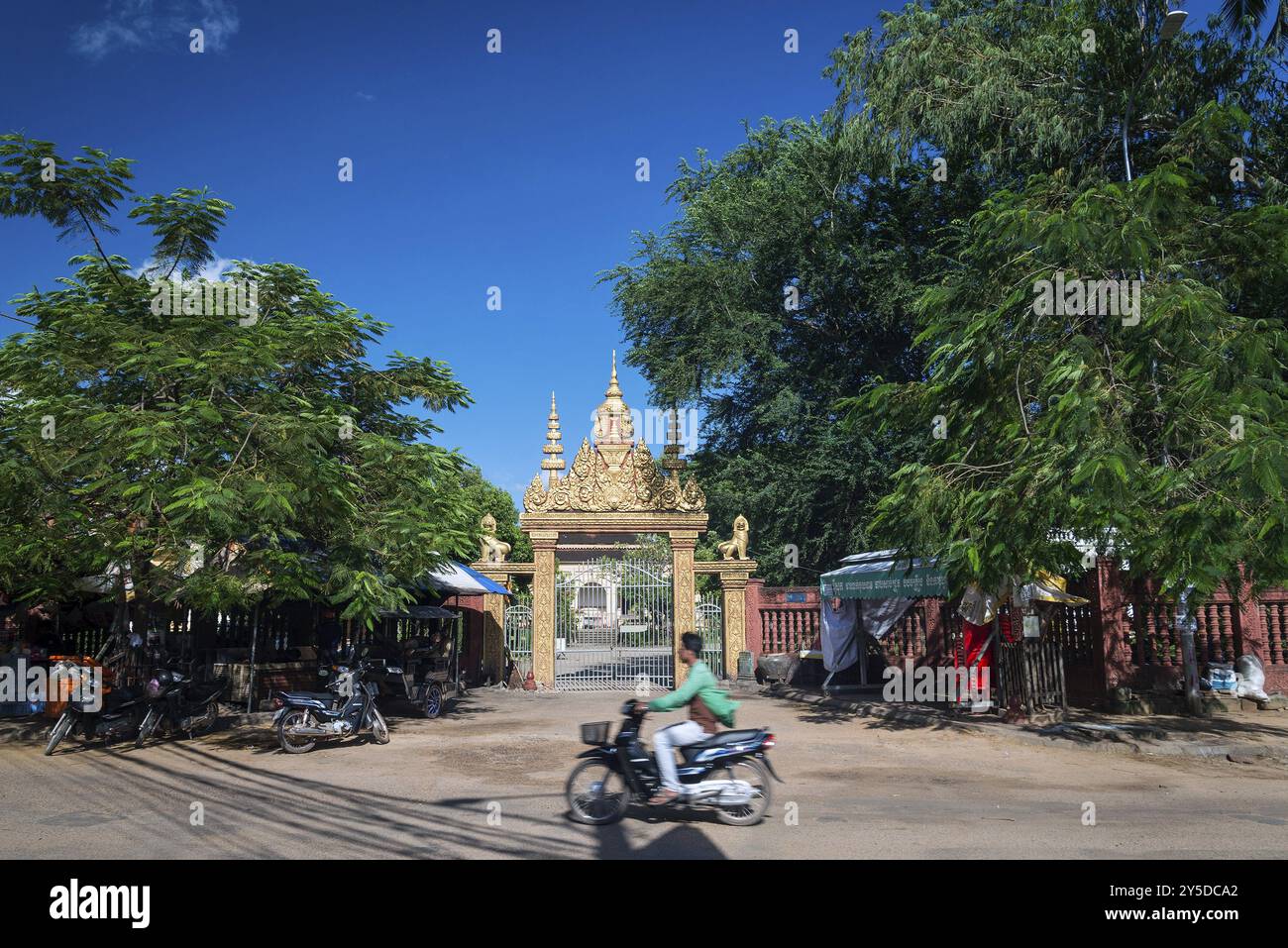 Porta e strada del tempio Wat Damnak nella città centrale di siem Reap in cambogia Foto Stock