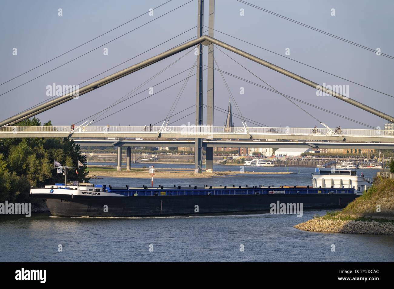 Navi da carico sul Reno vicino a Duesseldorf, ponte sul Medienhafen, Oberkassler Rheinbruecke, Altstadtufer, cargo Michigan entra a Duesseldorf Foto Stock