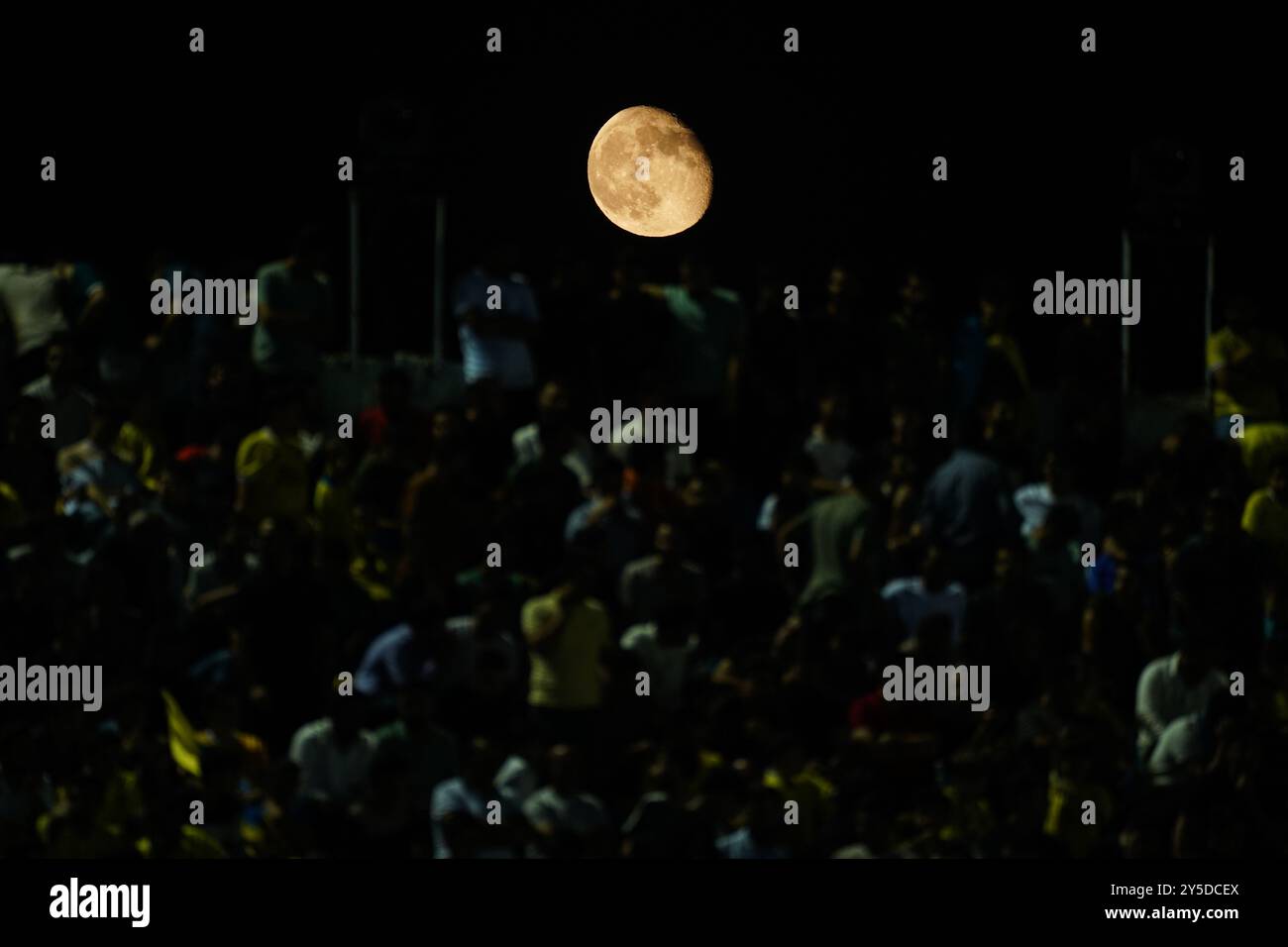 Duhok, Iraq. 20 settembre 2024. Una veduta della luna Gibbous in declino che si innalza dietro i tifosi durante la cerimonia di apertura dell'Iraq Stars League tra i club Duhok e al-Zawraa al Duhok International Stadium. (Foto di Ismael Adnan/SOPA Images/Sipa USA) credito: SIPA USA/Alamy Live News Foto Stock