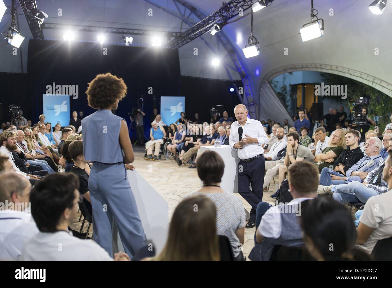 OLAF Scholz (Cancelliere della Repubblica Federale di Germania, SPD) circondato da ospiti alla riunione del Cancelliere all'ufaFabrik di Berlino il 4 settembre Foto Stock