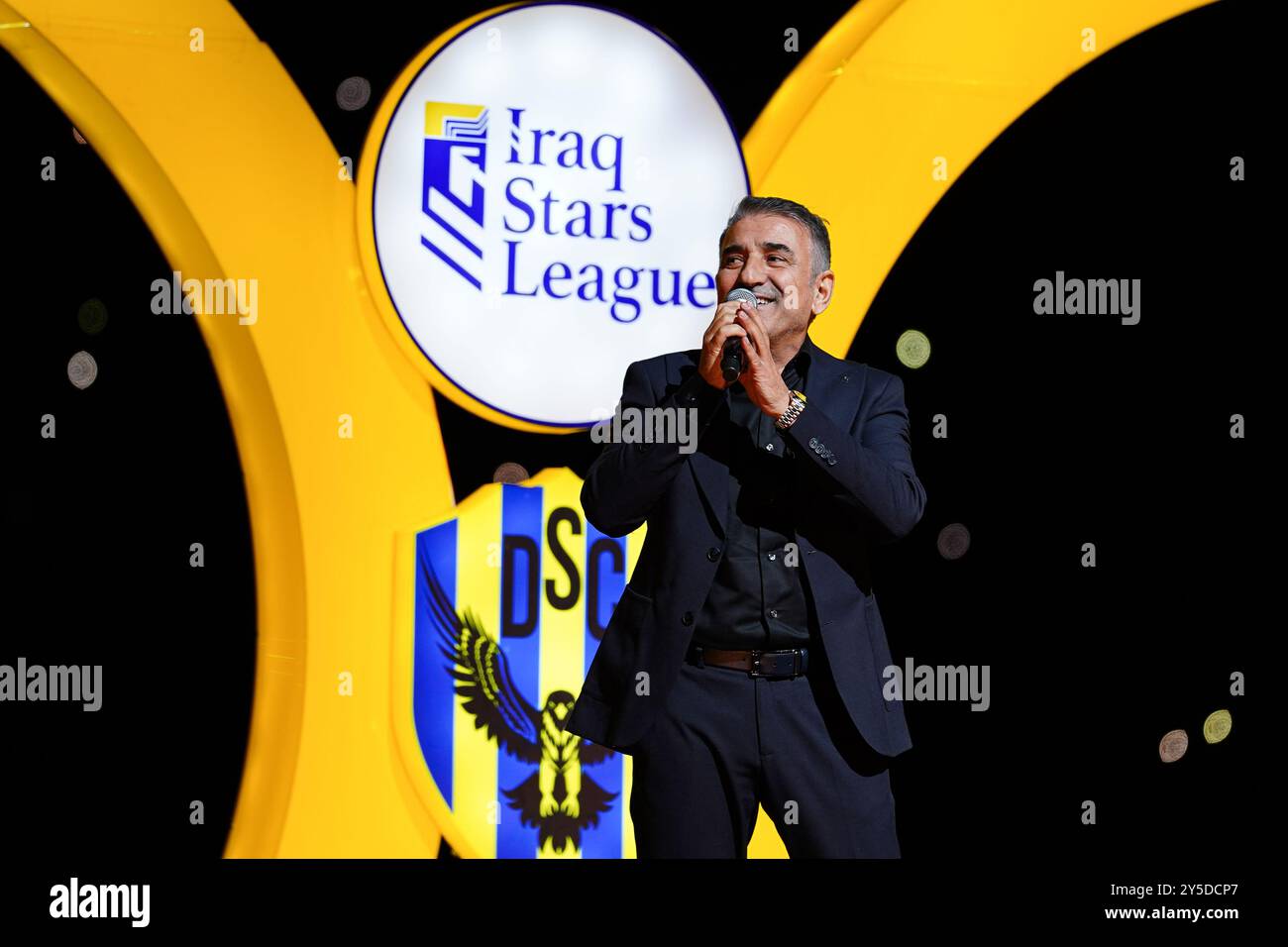 Duhok, Iraq. 20 settembre 2024. Il cantante curdo iracheno Hesen Sherif si esibisce durante la cerimonia di apertura dell'Iraq Stars League tra i club Duhok e al-Zawraa al Duhok International Stadium. (Foto di Ismael Adnan/SOPA Images/Sipa USA) credito: SIPA USA/Alamy Live News Foto Stock