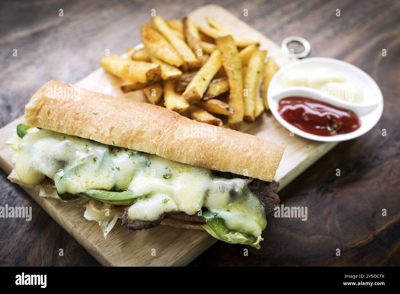 Buongustai Philly Cheese Steak american Sandwich con patatine fritte Foto Stock