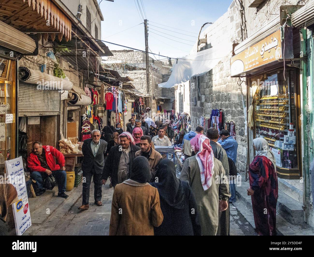 Affollata strada dello shopping del mercato del souk nella città vecchia di aleppo, siria Foto Stock