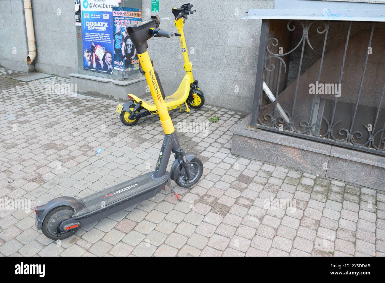 Scooter elettrico parcheggiato in via San Pietroburgo in Russia. Foto Stock