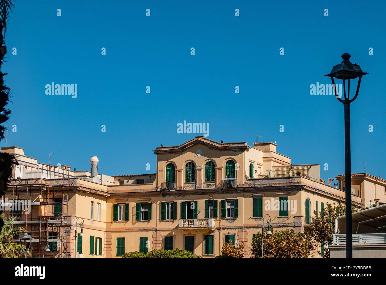 LIDO DI OSTIA - ROMA, Panoramica di un edificio in Piazza Anco Marzio, la piazza principale di Ostia Lido, Roma, Italia Foto Stock