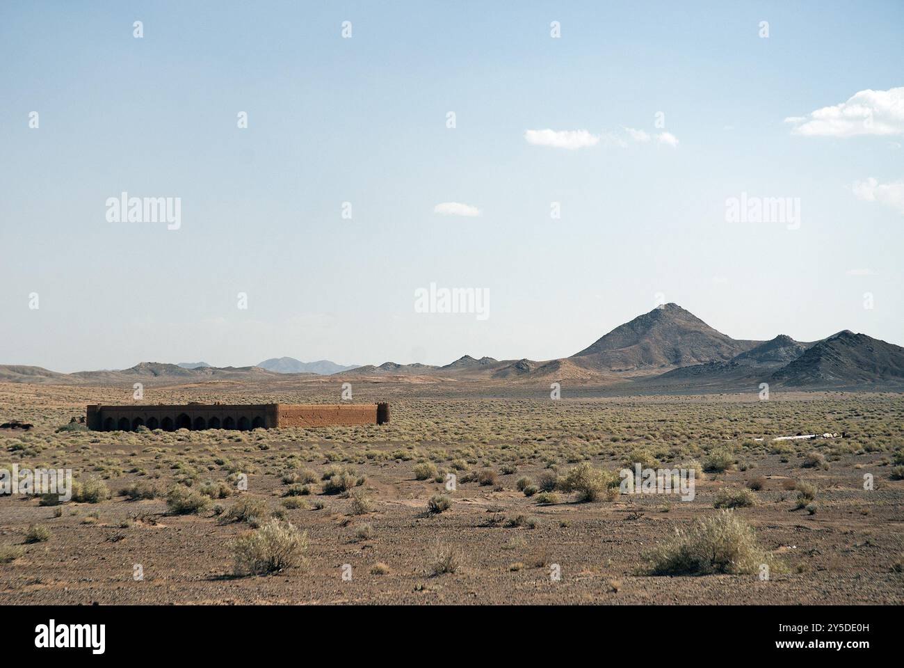 Rovine di caravanserraglio nel deserto dell'iran vicino a yazd Foto Stock