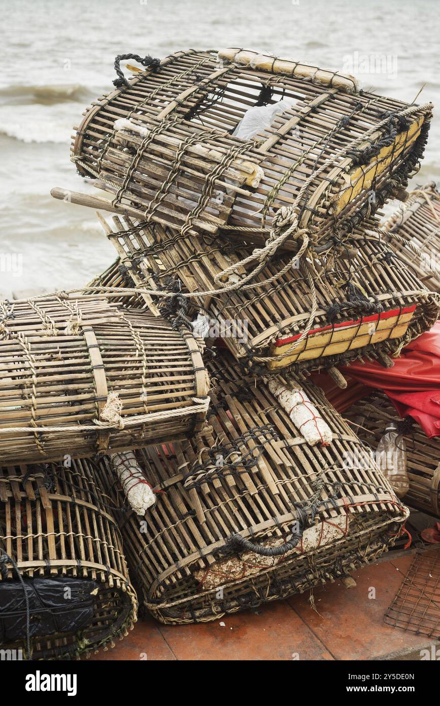 Gabbie tradizionali di granchio di bambù al kep Market cambogia Foto Stock